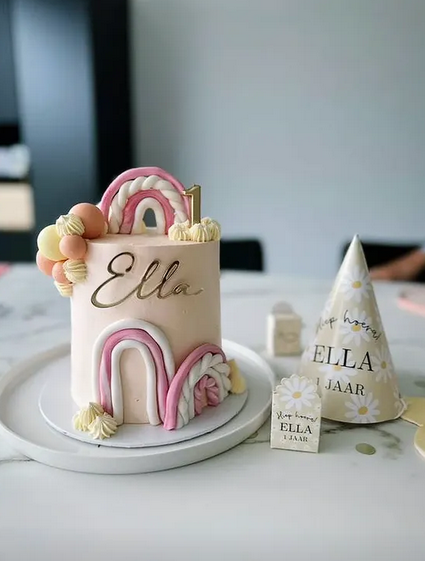 Supplement bij cake: naamtopper op maat